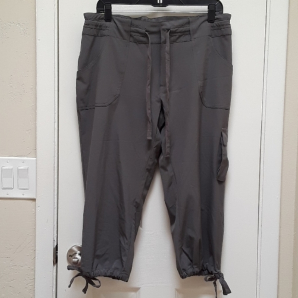 ALO Yoga Coolfit Cargo Capri Pants - Picture 4 of 10